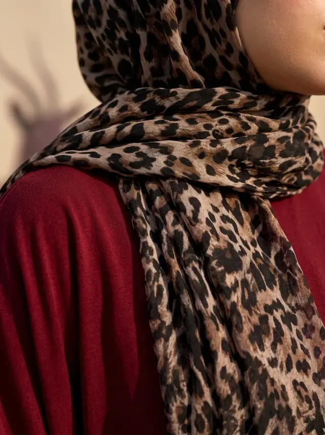 عباية Maroon — تفاصيل الخامة والتشطيب