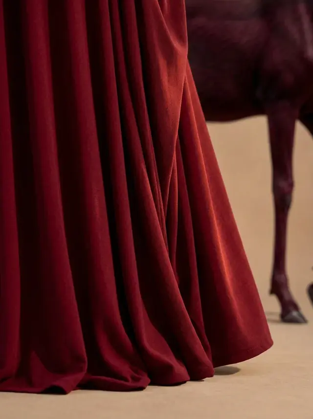 عباية Maroon — تفاصيل الخامة والتشطيب