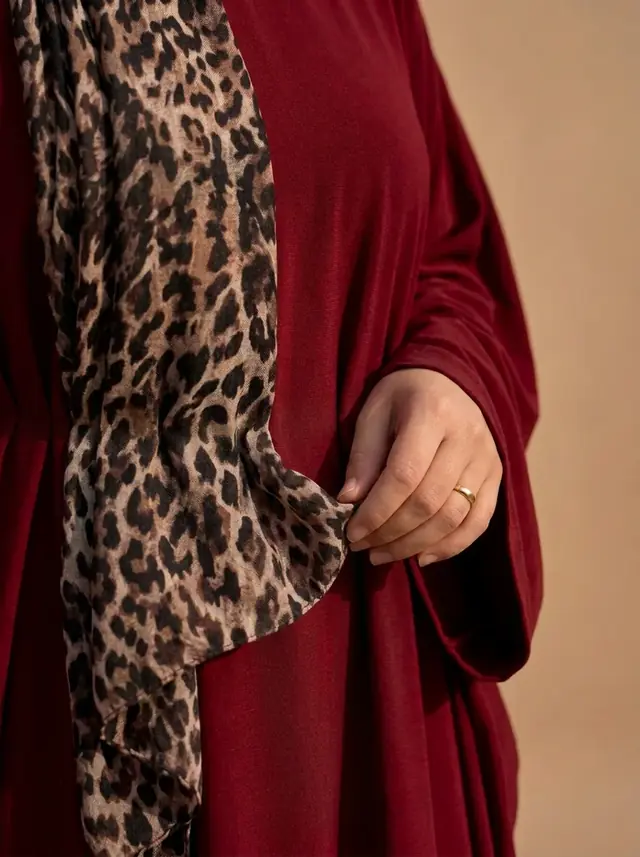 عباية Maroon — تفاصيل الخامة والتشطيب