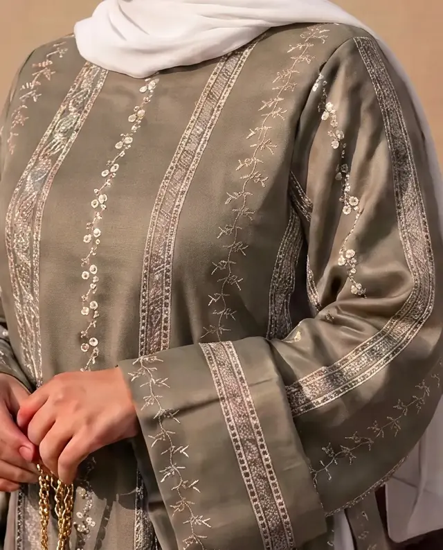 عباية Sage — تفاصيل الخامة والتشطيب