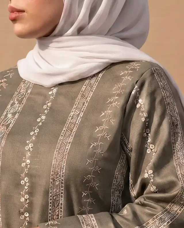 عباية Sage — تفاصيل الخامة والتشطيب